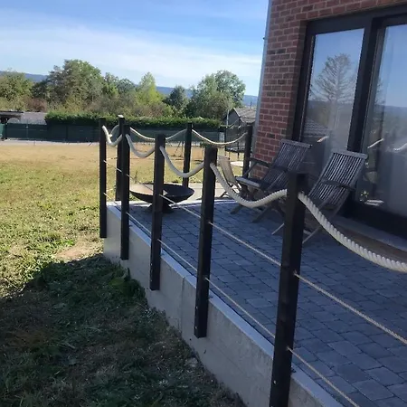 L'oiseau Sur La Chaise *